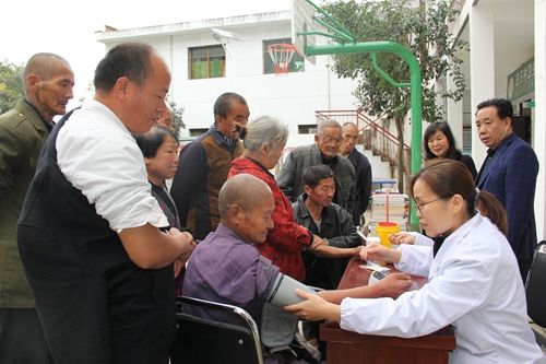 西安市第九医院赴庄王村开展“美丽乡村·文明家园”共建活动 西安市第九医院赴庄王村开展“美丽乡村·文明家园”共建活动