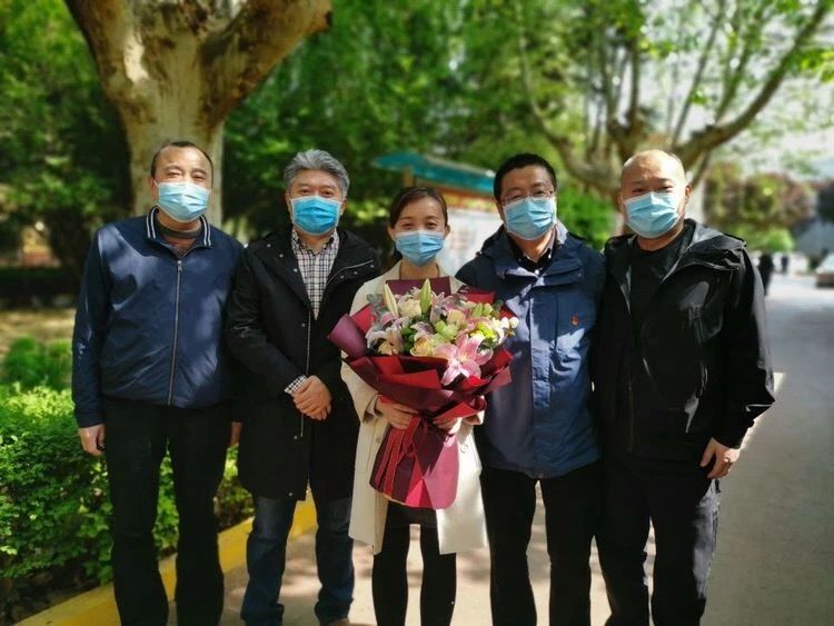 西安市第九医院援鄂医疗队队员乔向阳、朱婷凯旋归来