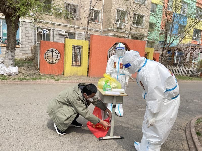 西安市第九医院援吉林核酸采样队领队金航军：每天最重要的事就是把大家健康送去平安接回