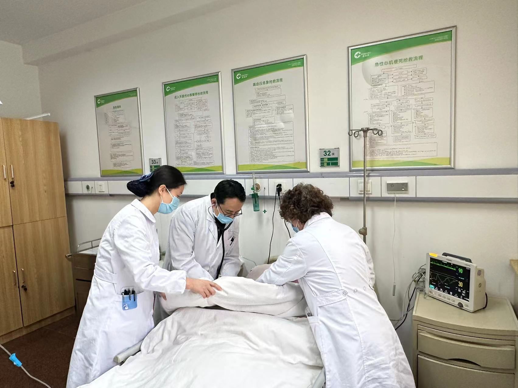 义诊进入养老院 老人乐开心 义诊进入养老院 老人乐开心