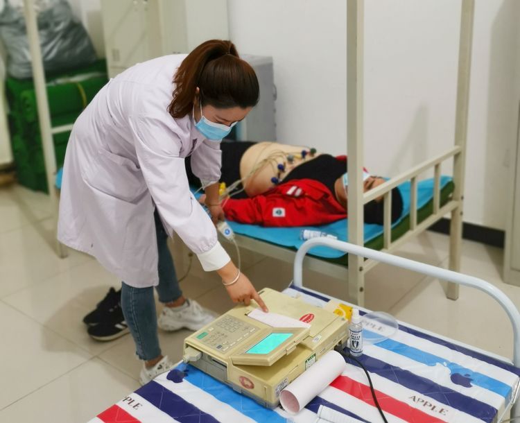 西安市第九医院携手延长气田开展健康义诊活动 西安市第九医院携手延长气田开展健康义诊活动