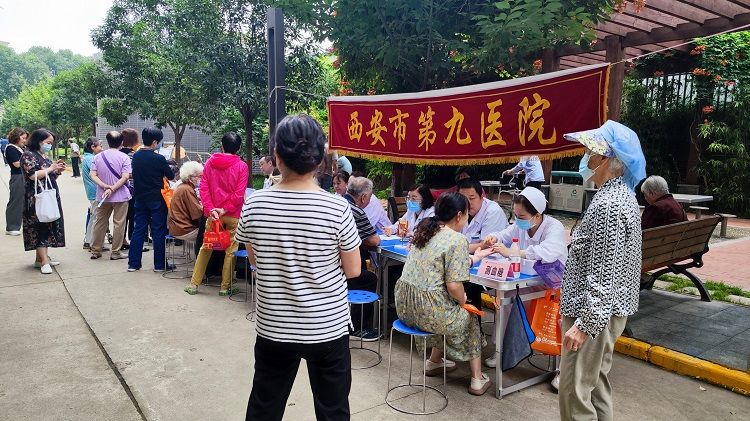 西安市第九医院专家走进新文盛苑小区开展义诊活动
