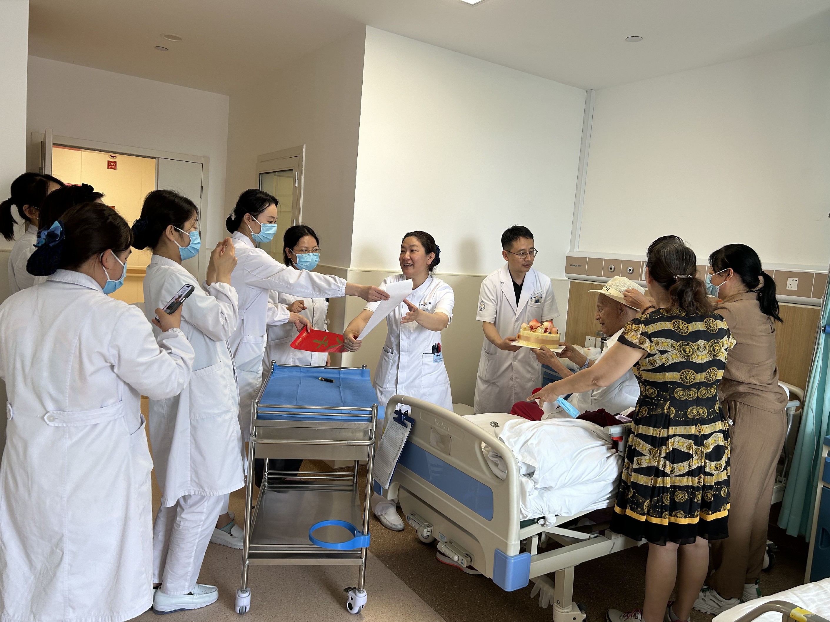 百岁老人的特殊生日