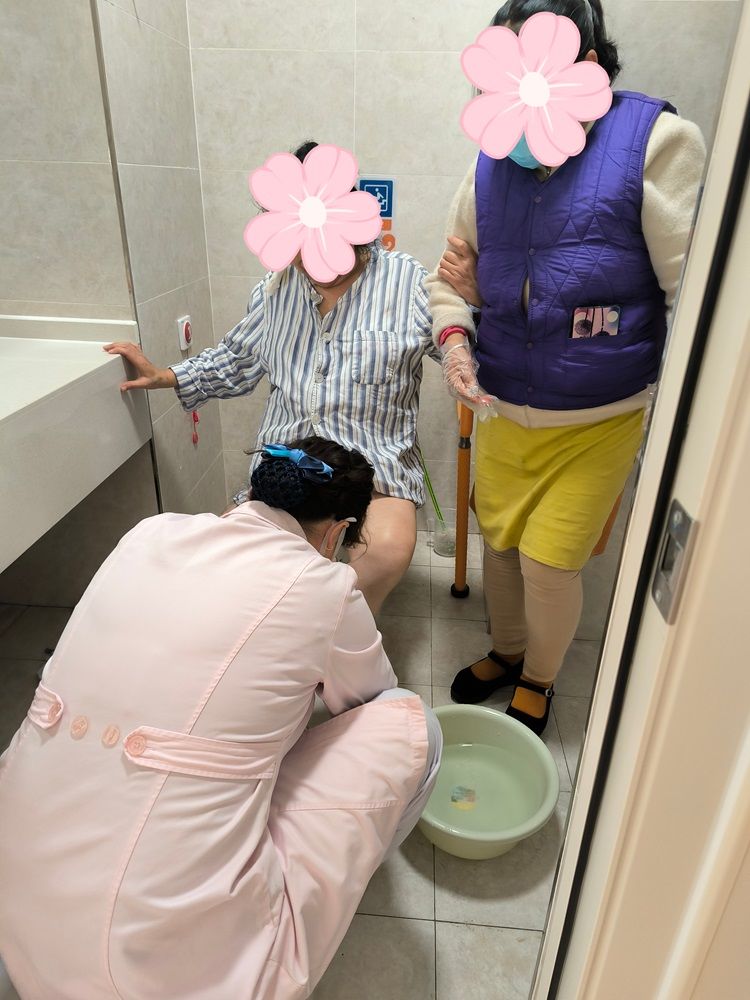 爱心守护—护理人员如亲人般照顾孤独奶奶 爱心守护—护理人员如亲人般照顾孤独奶奶