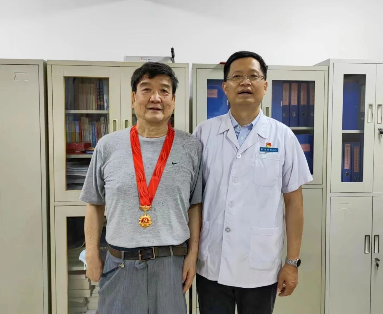 【赤诚初心五十载,红色赓续永相传】西安市第九医院开展“七一”走访慰问老党员暨“光荣在党50年”纪念章颁发活动 【赤诚初心五十载,红色赓续永相传】西安市第九医院开展“七一”走访慰问老党员暨“光荣在党50年”纪念章颁发活动