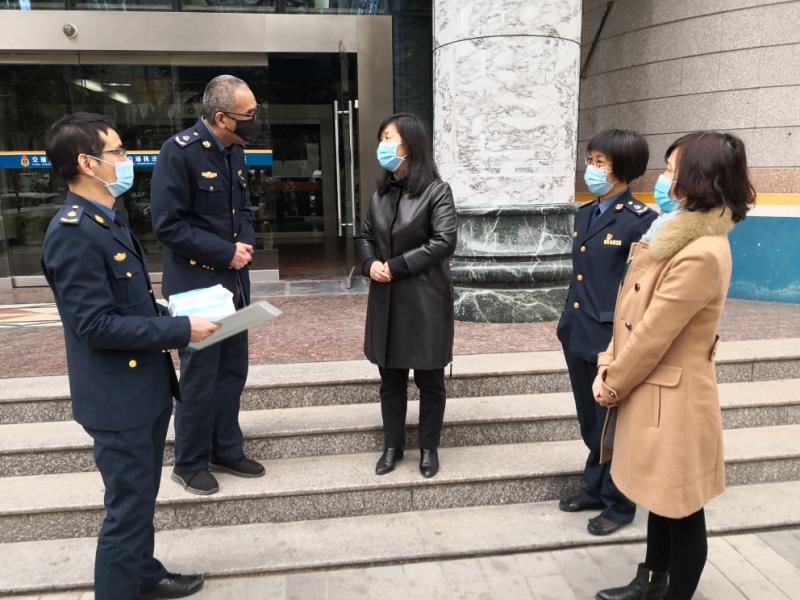 西安市第九医院为爱心援助单位送锦旗表谢意 西安市第九医院为爱心援助单位送锦旗表谢意