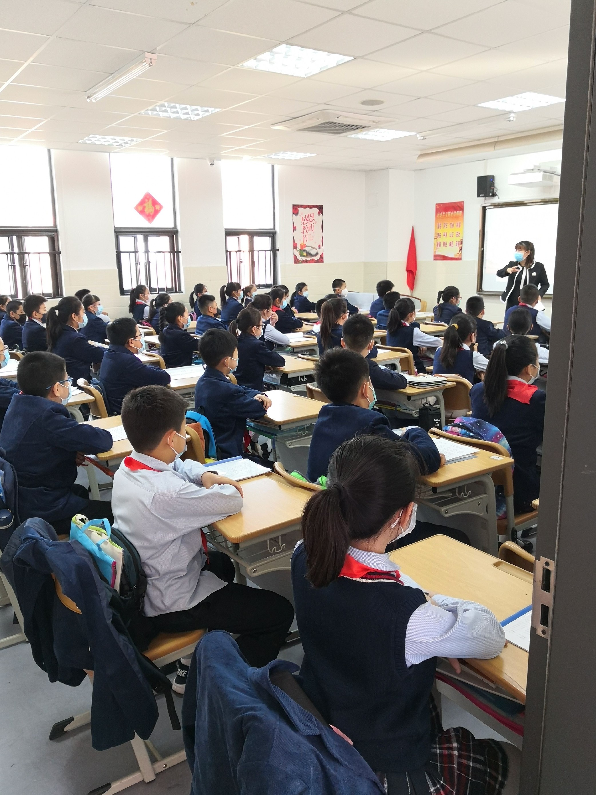 西安市第九医院驰援武汉医疗队队员张安娜为西安经开第一学校学生做开学演讲