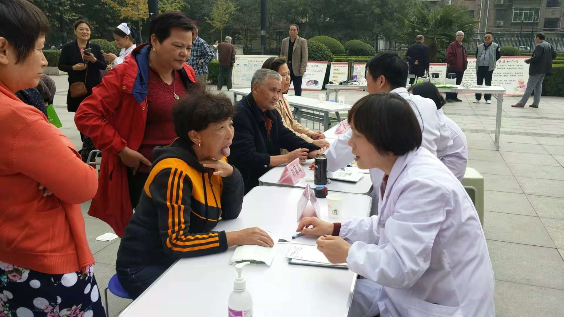 西安市第九医院中医康复科首次开展义诊进社区活动 西安市第九医院中医康复科首次开展义诊进社区活动