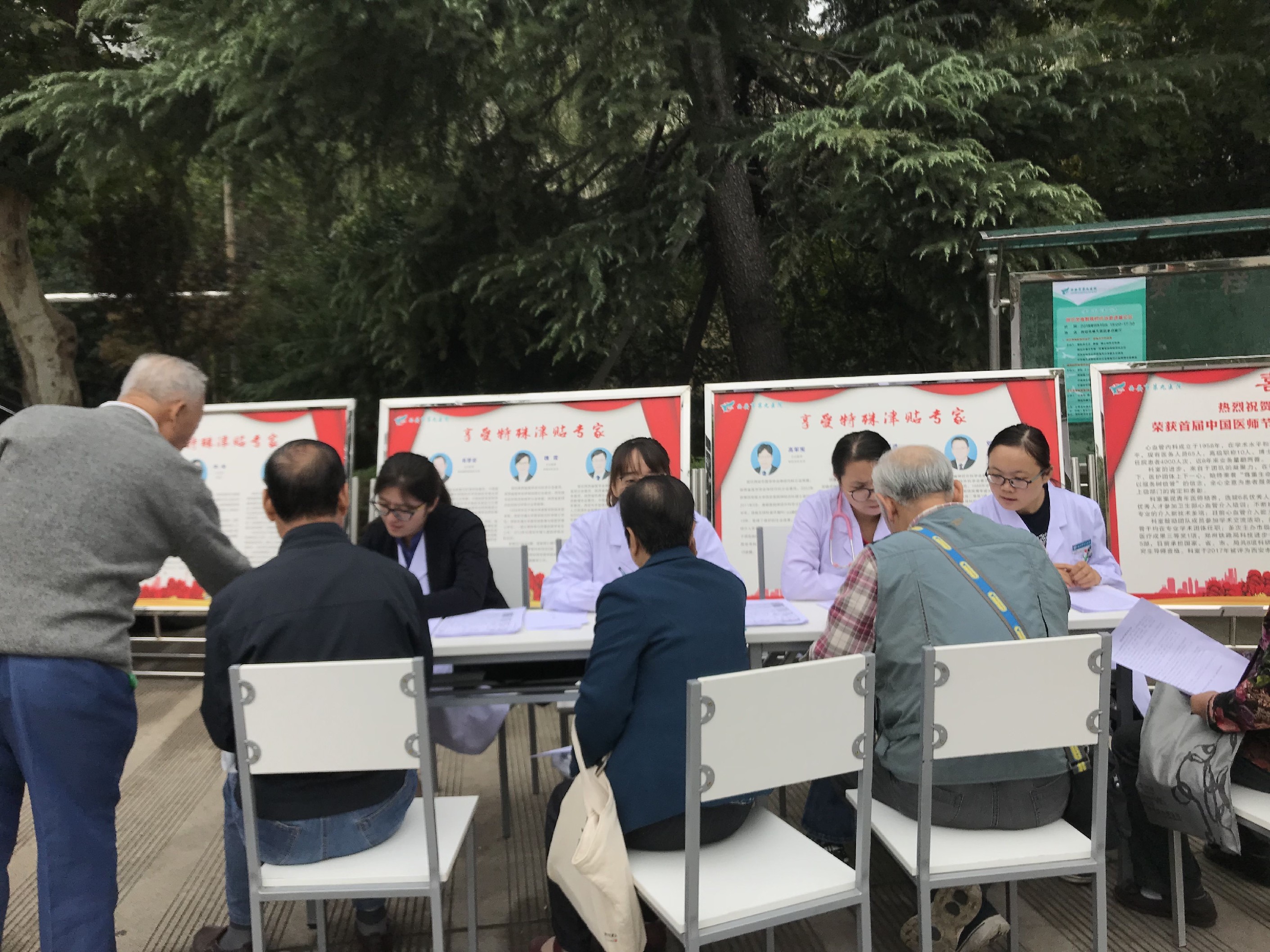 关注记忆 关爱老人 ——市九院举办阿尔茨海默病宣传月义诊活动 关注记忆 关爱老人 ——市九院举办阿尔茨海默病宣传月义诊活动