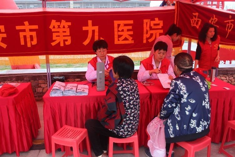 “感动西安 添彩党旗” 市九院志愿者参加市直机关便民服务活动 “感动西安 添彩党旗” 市九院志愿者参加市直机关便民服务活动