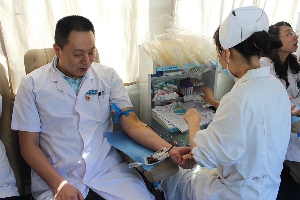 捐热血献爱心 市九院医务人员参加无偿献血活动 捐热血献爱心 市九院医务人员参加无偿献血活动