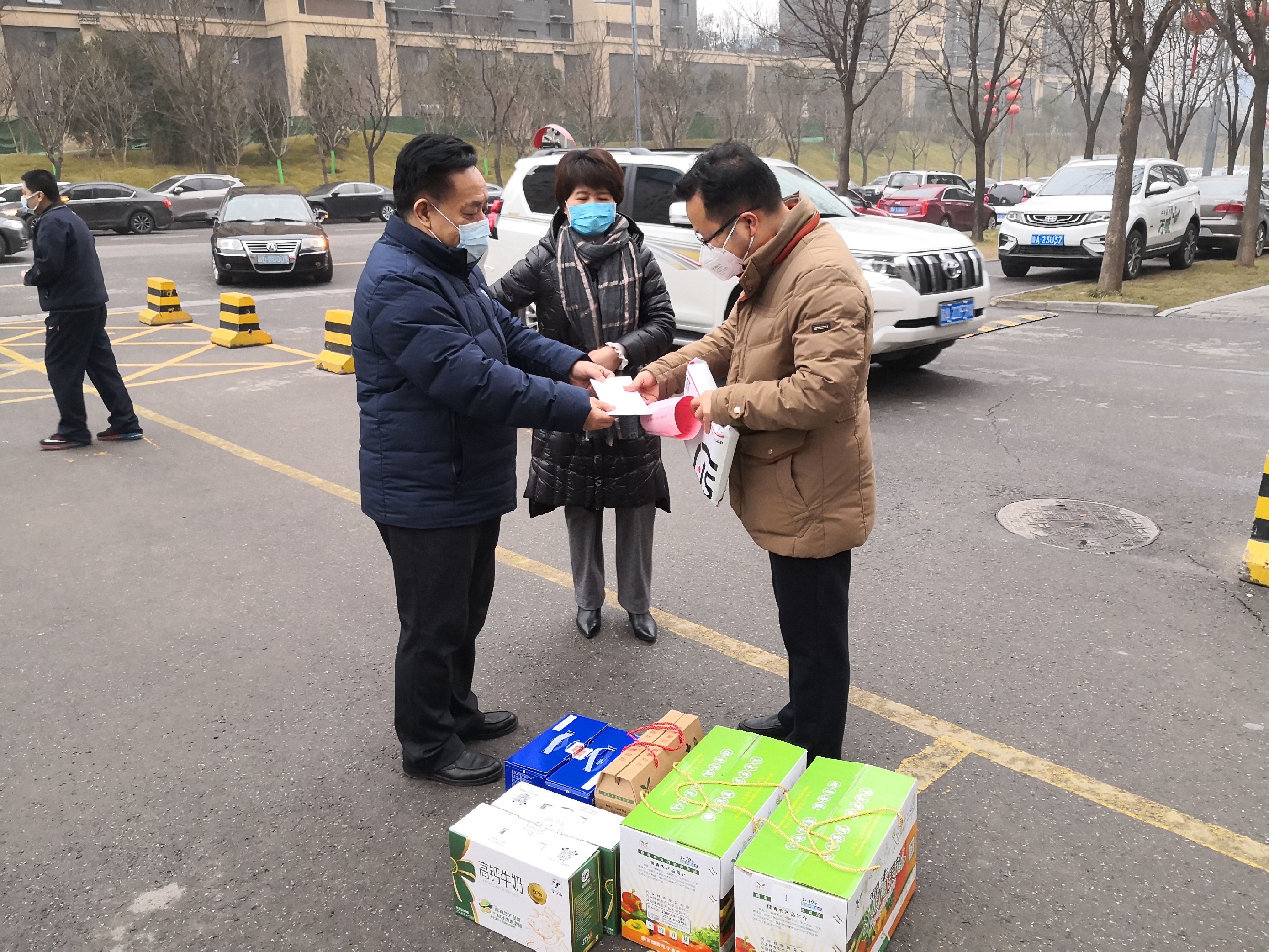 将市委市政府关怀送达我院驰援武汉医疗队队员家属