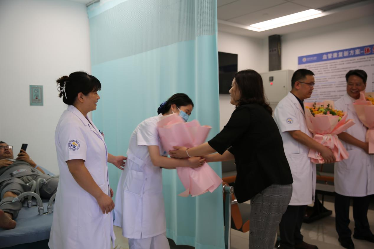 西安市卫生健康委党委副书记、市保健局局长王红艳一行莅临西安市第九医院慰问医务工作者 西安市卫生健康委党委副书记、市保健局局长王红艳一行莅临西安市第九医院慰问医务工作者