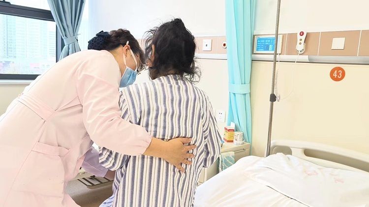 爱心守护—护理人员如亲人般照顾孤独奶奶 爱心守护—护理人员如亲人般照顾孤独奶奶