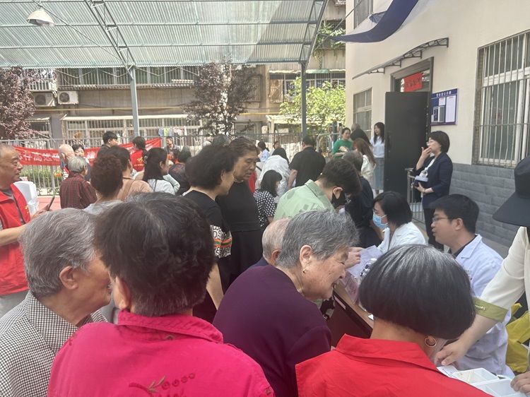 致敬母亲节、社区送健康