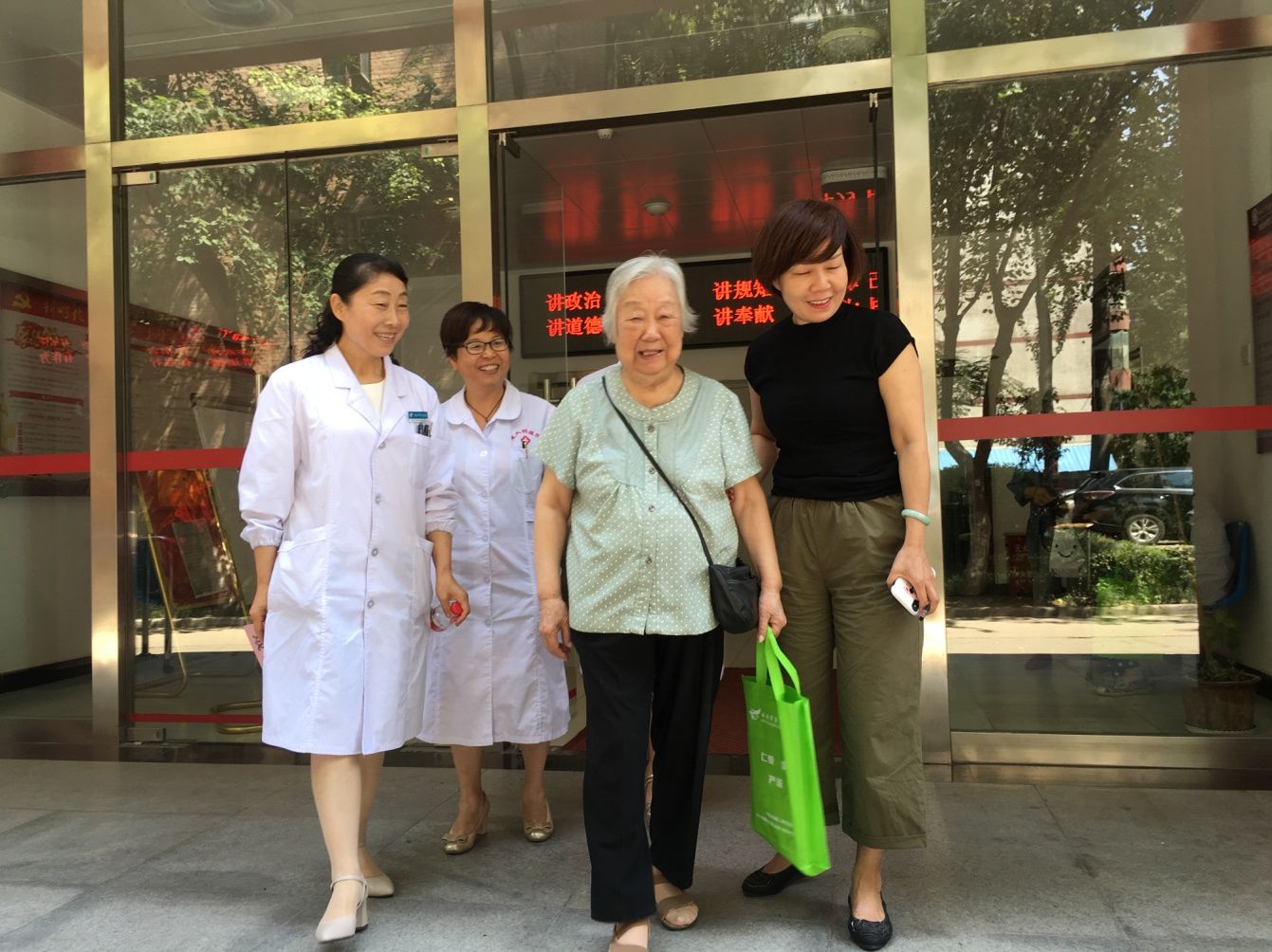 秋意送微凉 天使送健康 ——市九院携手建大校医院开展“服务百姓健康行动”义诊宣教活动 秋意送微凉 天使送健康 ——市九院携手建大校医院开展“服务百姓健康行动”义诊宣教活动