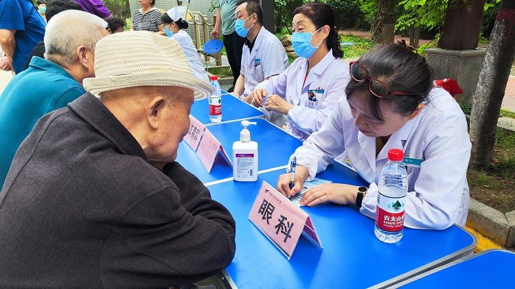 西安市第九医院专家走进新文盛苑小区开展义诊活动