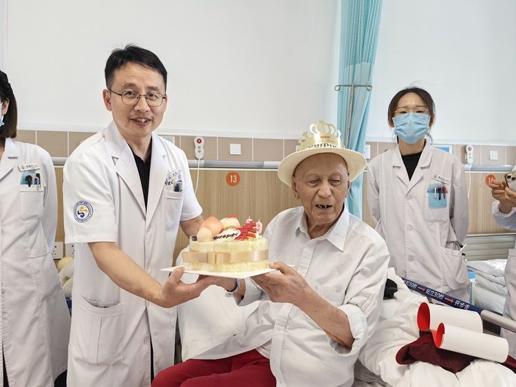 百岁老人的特殊生日
