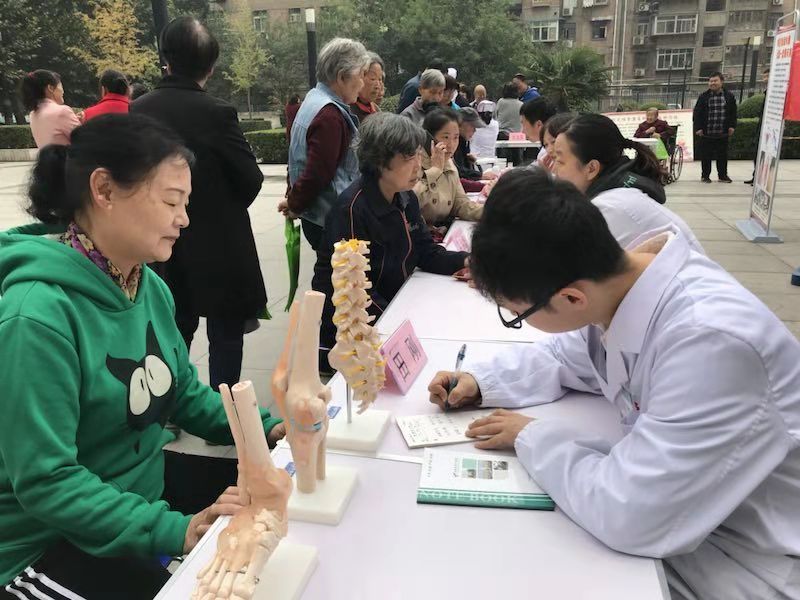 西安市第九医院中医康复科首次开展义诊进社区活动 西安市第九医院中医康复科首次开展义诊进社区活动