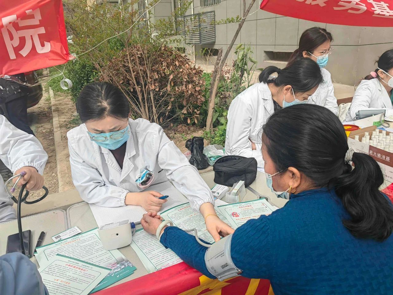 【图片新闻】西安市第九医院走进多个社区开展义诊活动
