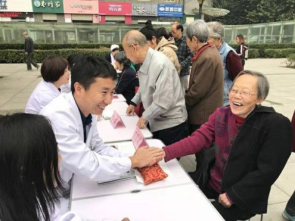 西安市第九医院中医康复科首次开展义诊进社区活动 西安市第九医院中医康复科首次开展义诊进社区活动