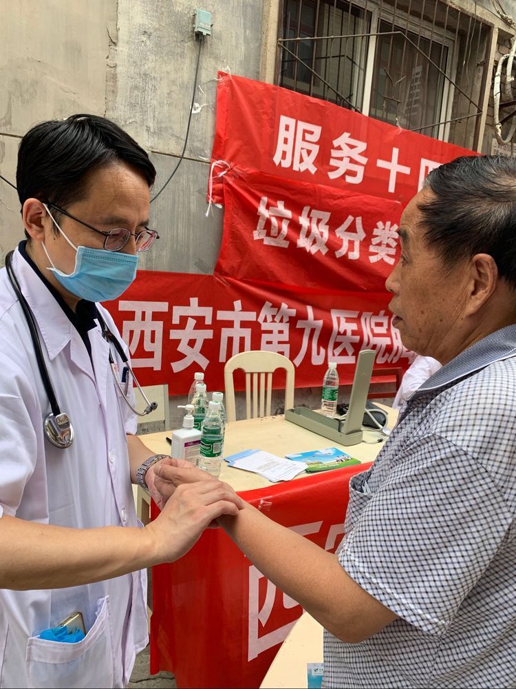 真情服务暖民心——义诊活动进社区