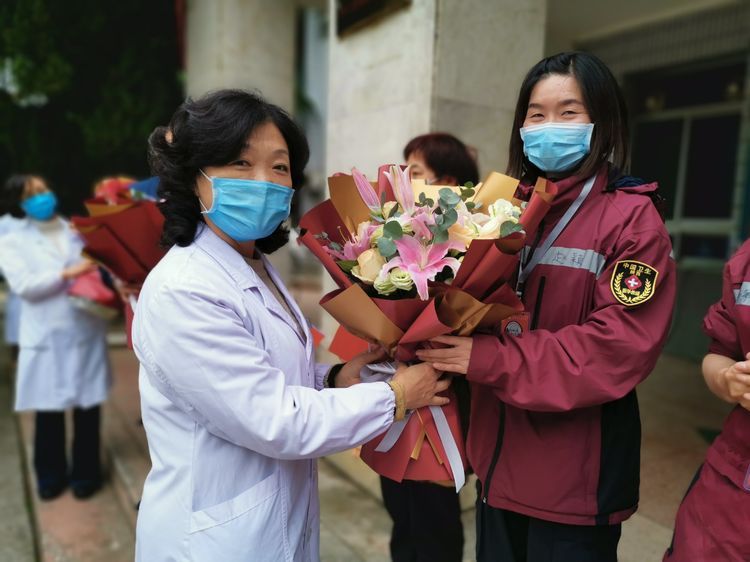 英雄归乡 西安市第九医院热烈欢迎4名战“疫”英雄回家