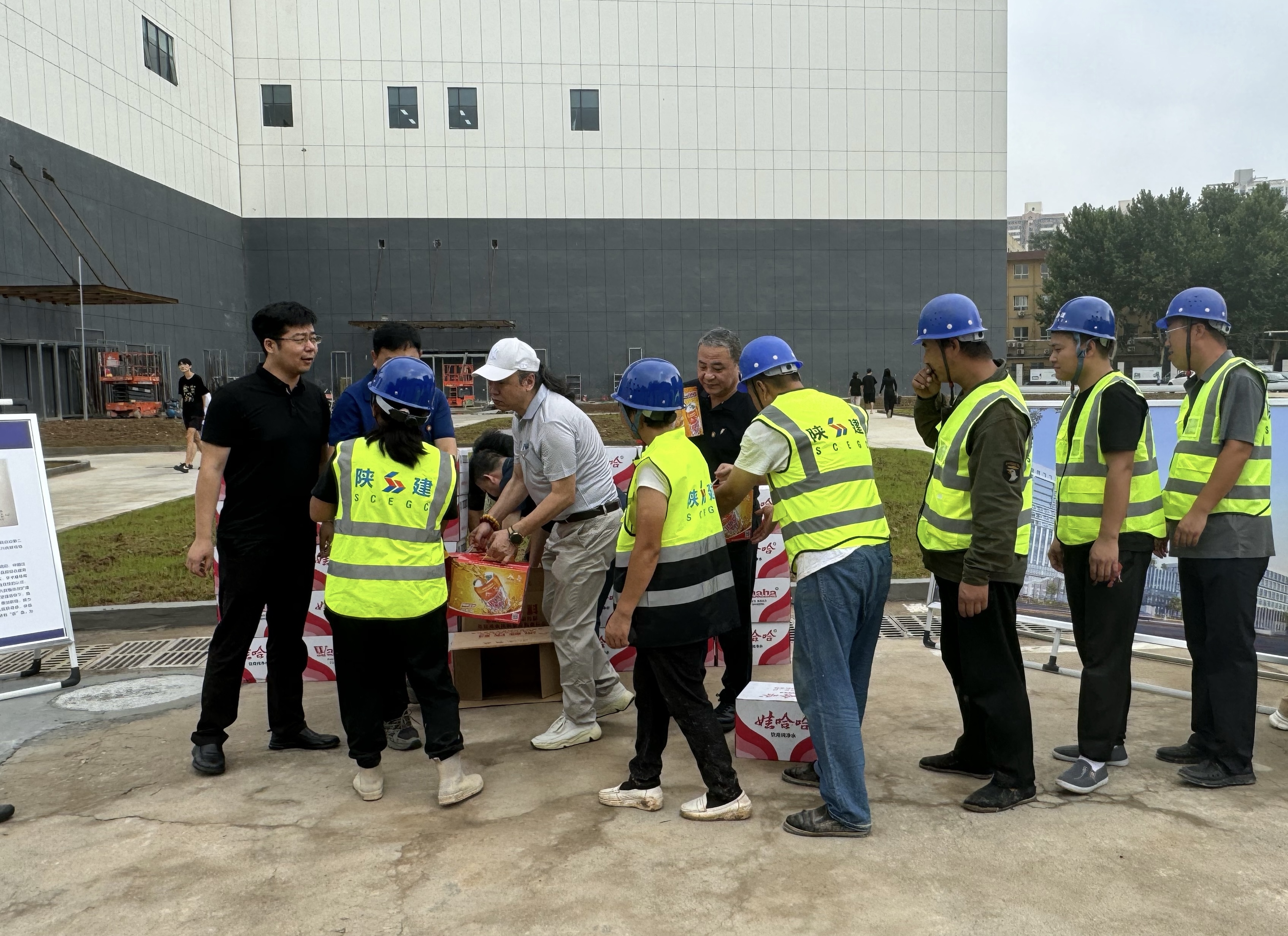 西安市碑林区太乙路街办赴市九院改扩建 项目现场开展送清凉慰问活动 西安市碑林区太乙路街办赴市九院改扩建 项目现场开展送清凉慰问活动