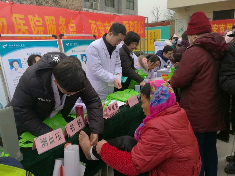 西安市第九医院参加西安市文化科技卫生“卫生计生三下乡”义诊送医送药活动