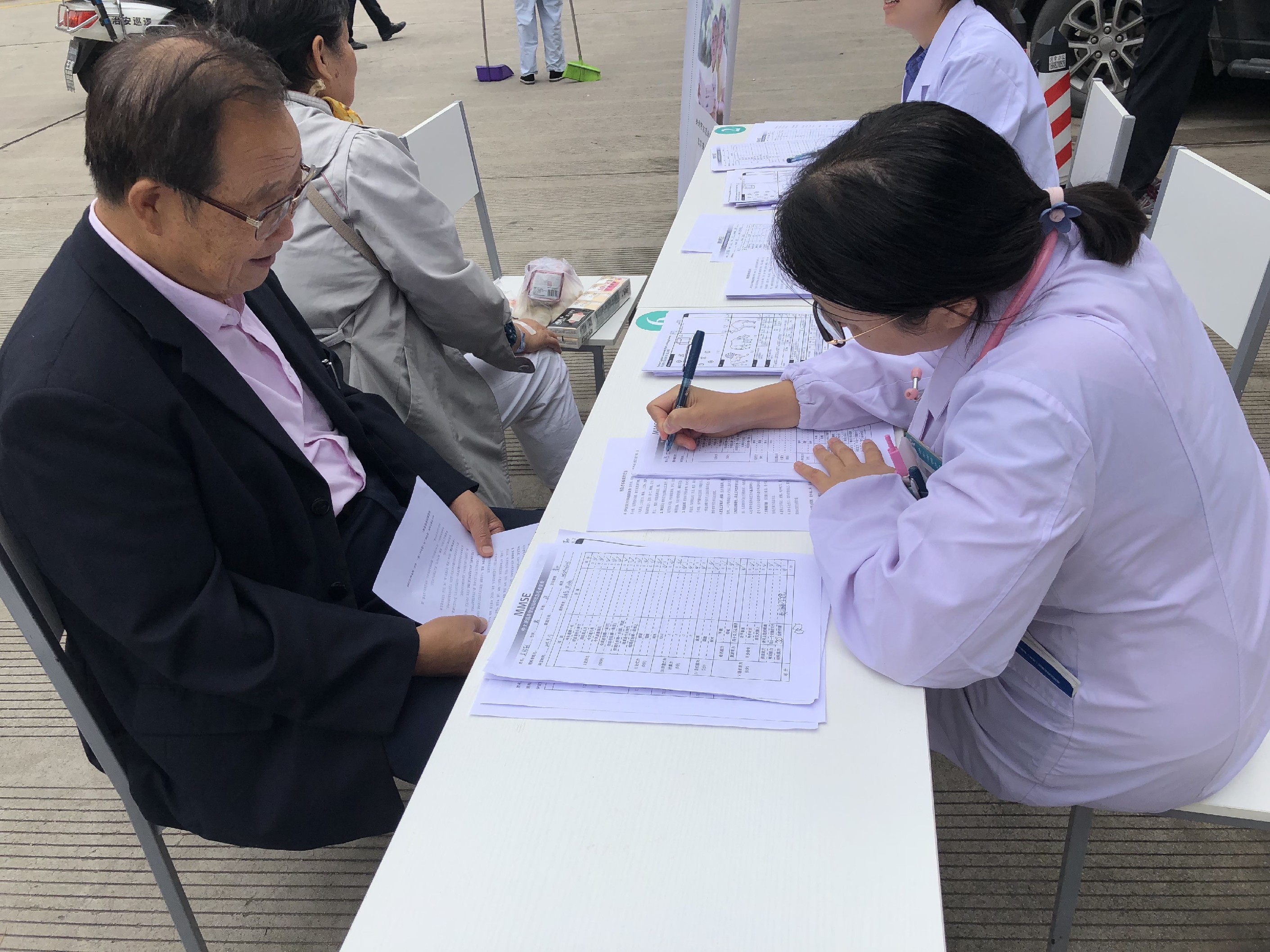 关注记忆 关爱老人 ——市九院举办阿尔茨海默病宣传月义诊活动 关注记忆 关爱老人 ——市九院举办阿尔茨海默病宣传月义诊活动