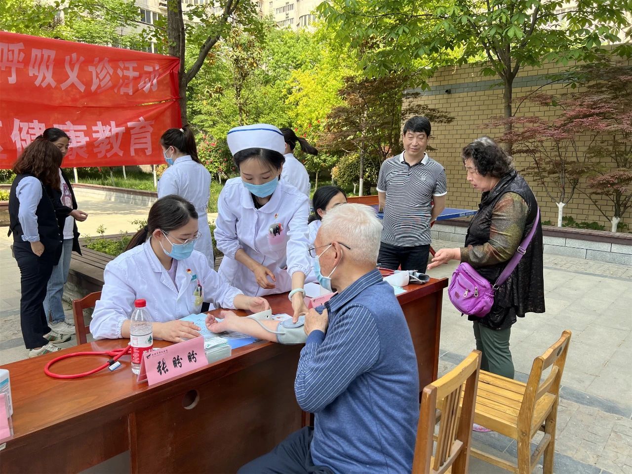 【图片新闻】西安市第九医院走进多个社区开展义诊活动