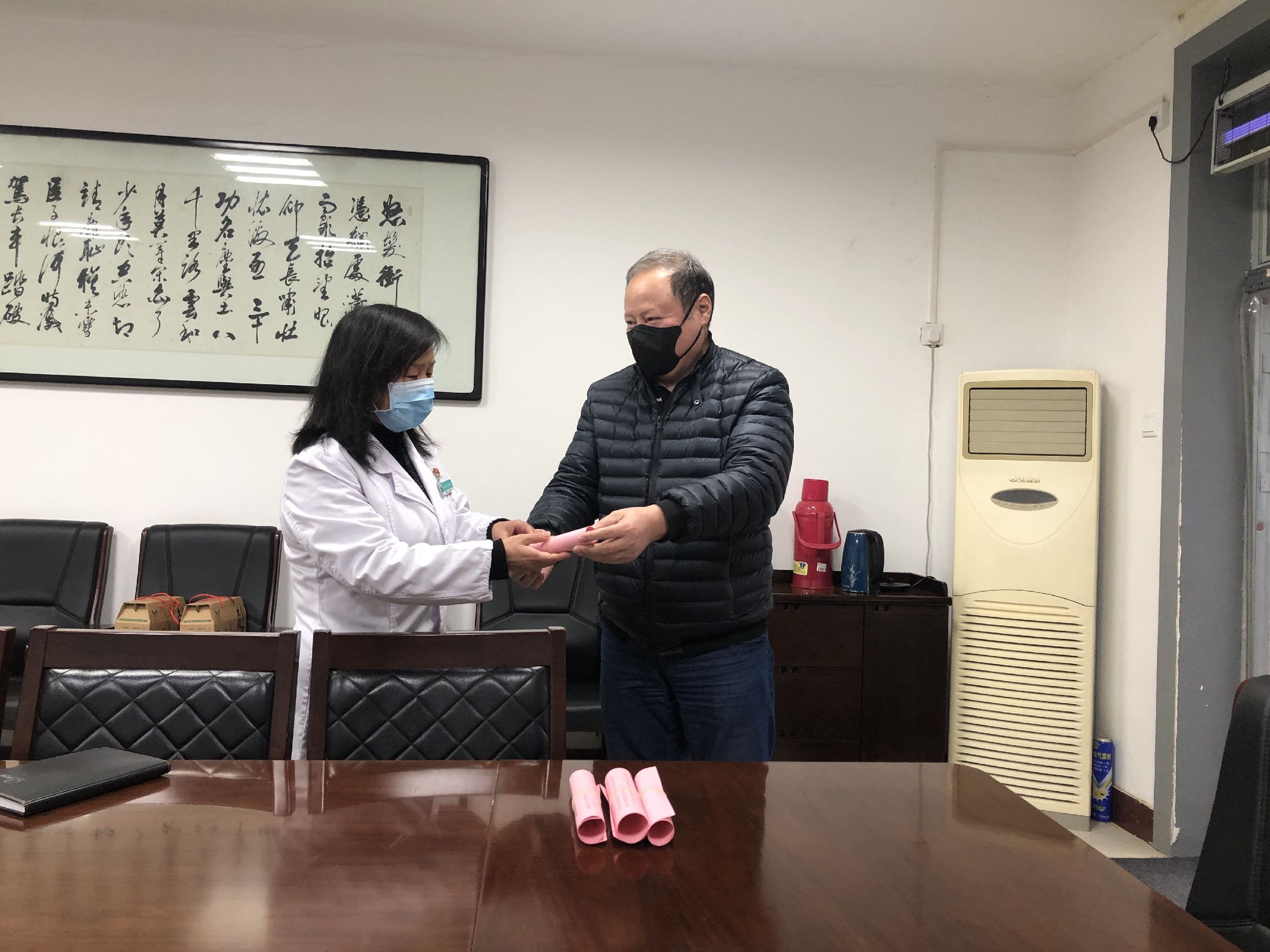 将市委市政府关怀送达我院驰援武汉医疗队队员家属