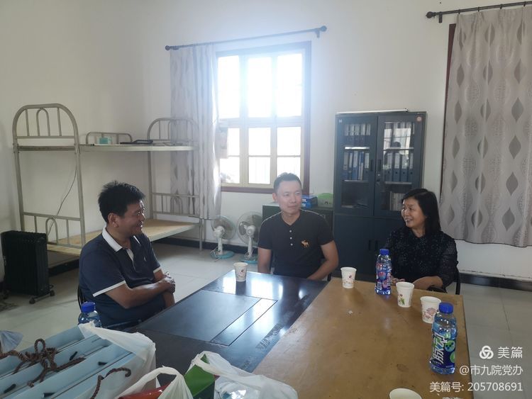 西安市第九医院党委书记郑菊贤一行看望慰问驻村干部