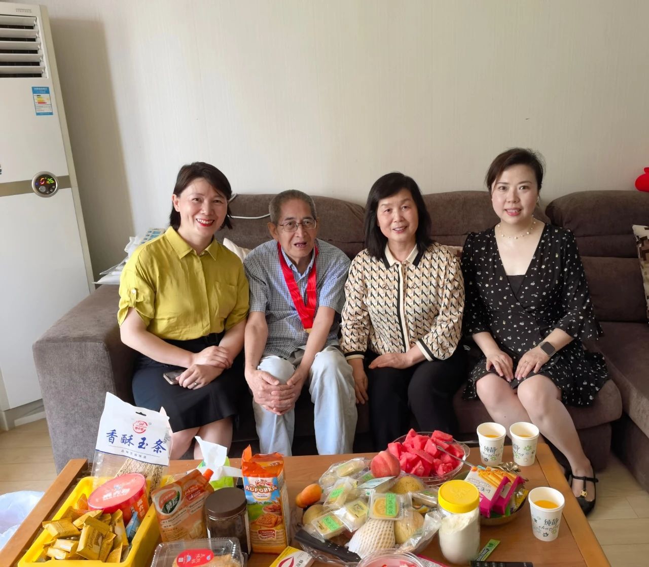 【赤诚初心五十载,红色赓续永相传】西安市第九医院开展“七一”走访慰问老党员暨“光荣在党50年”纪念章颁发活动 【赤诚初心五十载,红色赓续永相传】西安市第九医院开展“七一”走访慰问老党员暨“光荣在党50年”纪念章颁发活动
