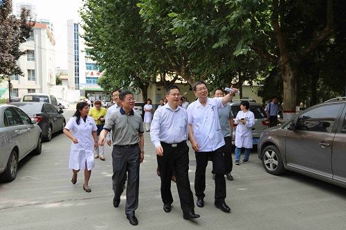 西安市副市长方光华到市九院进行调研 西安市副市长方光华到市九院进行调研