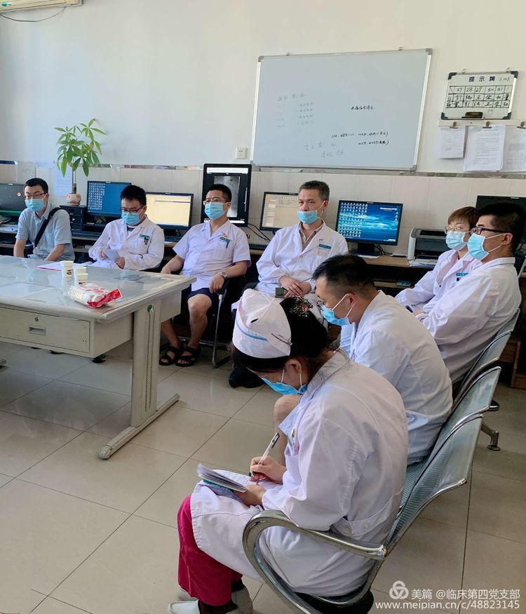 临床第四党支部开展“学习习近平总书记来陕考察重要讲话精神”主题宣讲活动 临床第四党支部开展“学习习近平总书记来陕考察重要讲话精神”主题宣讲活动