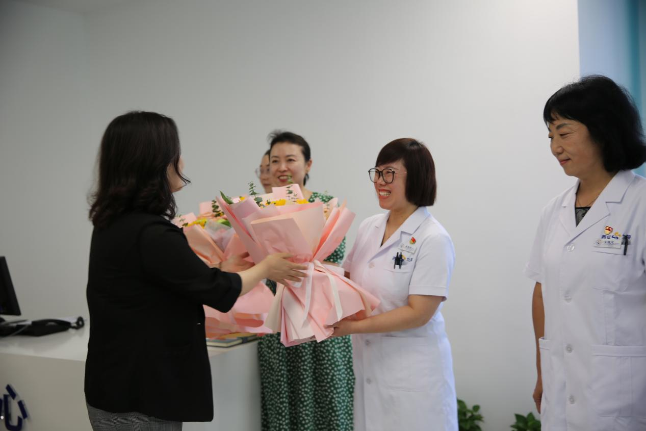 西安市卫生健康委党委副书记、市保健局局长王红艳一行莅临西安市第九医院慰问医务工作者 西安市卫生健康委党委副书记、市保健局局长王红艳一行莅临西安市第九医院慰问医务工作者
