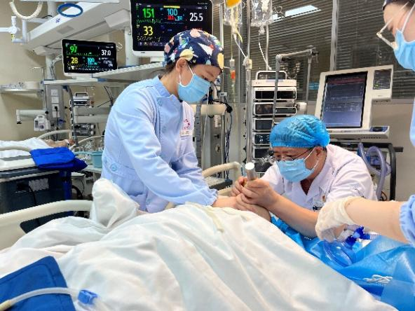 抢救生命 分秒必争 市九院成功抢救一位车祸致全身多发创伤危重患者 抢救生命 分秒必争 市九院成功抢救一位车祸致全身多发创伤危重患者