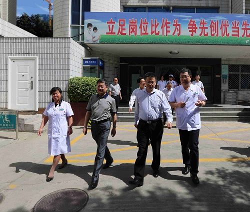 西安市副市长方光华到市九院进行调研 西安市副市长方光华到市九院进行调研
