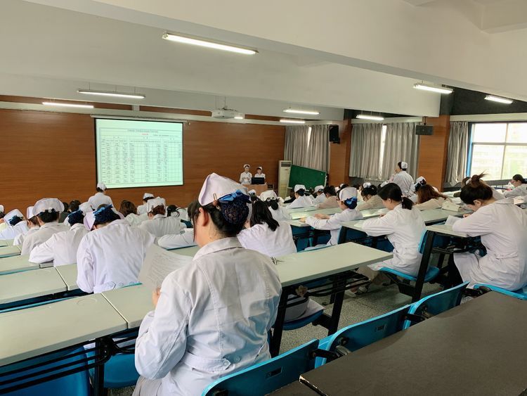 “强理论 抓基础 重提高”——西安市第九医院护理人员2019年第三季度三基理论考试纪实 “强理论 抓基础 重提高”——西安市第九医院护理人员2019年第三季度三基理论考试纪实