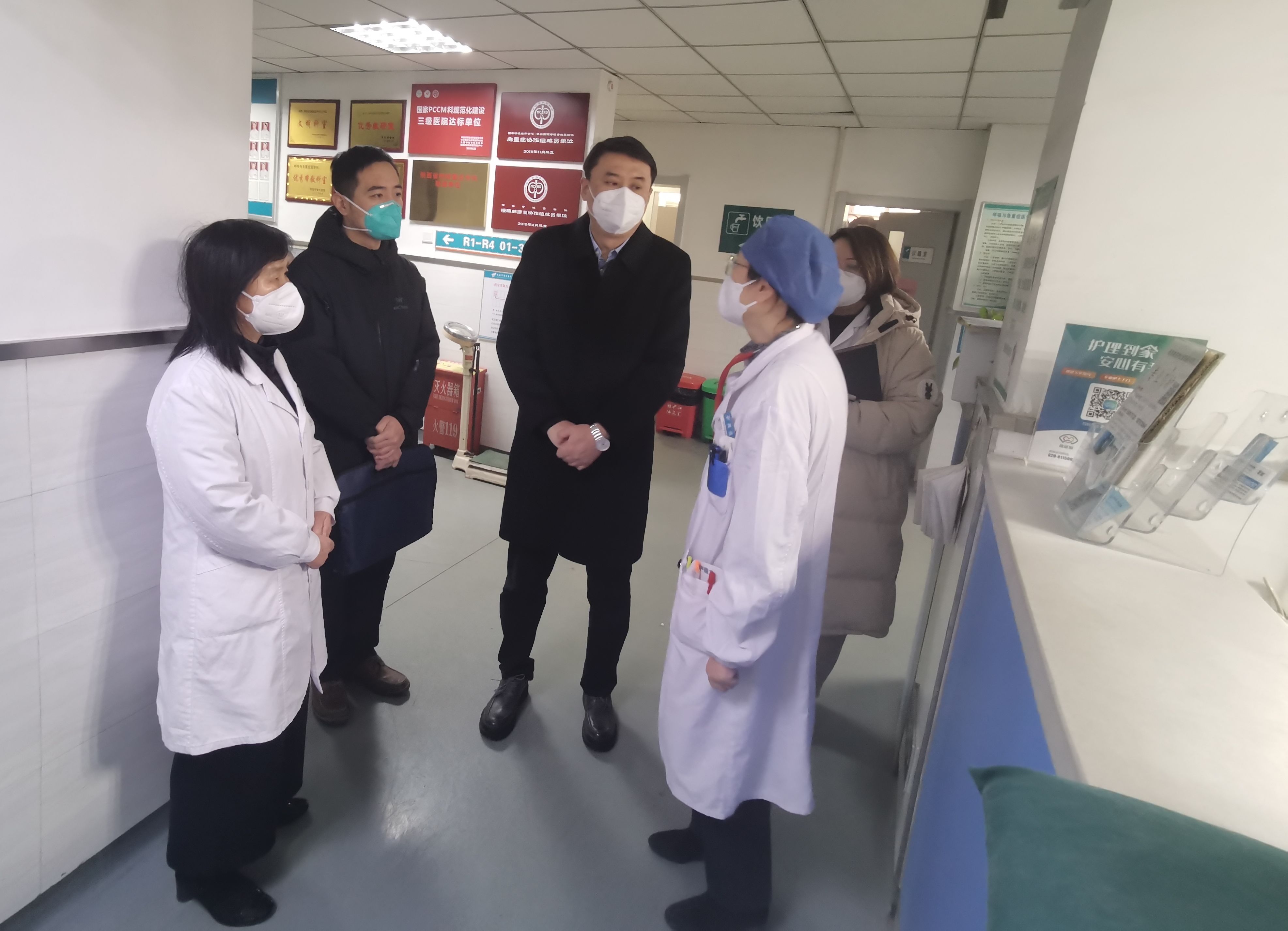 西安市卫生健康委张波副主任莅临市九院督导检查医疗救治工作并走访慰问医务人员