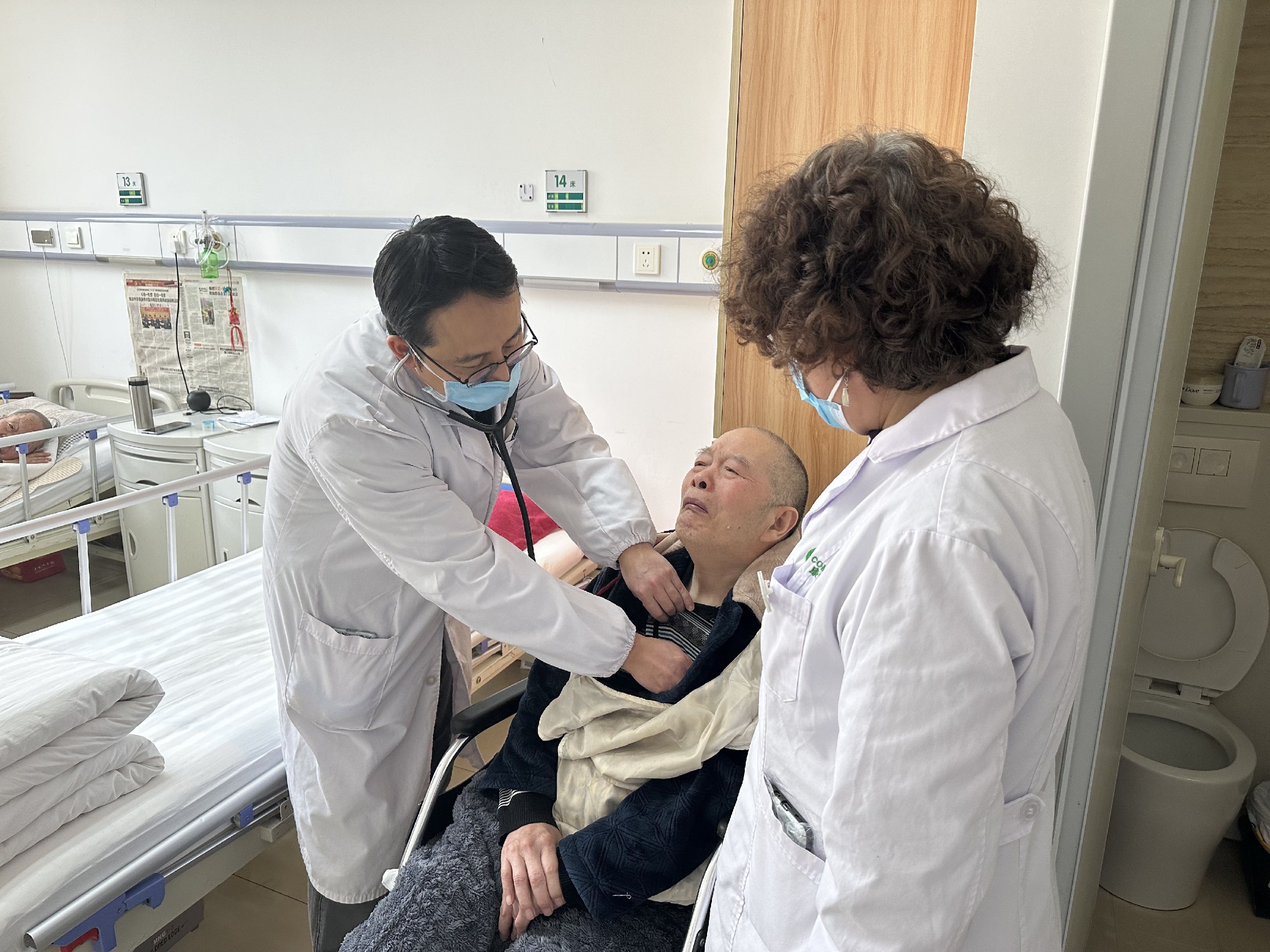 义诊进入养老院 老人乐开心 义诊进入养老院 老人乐开心