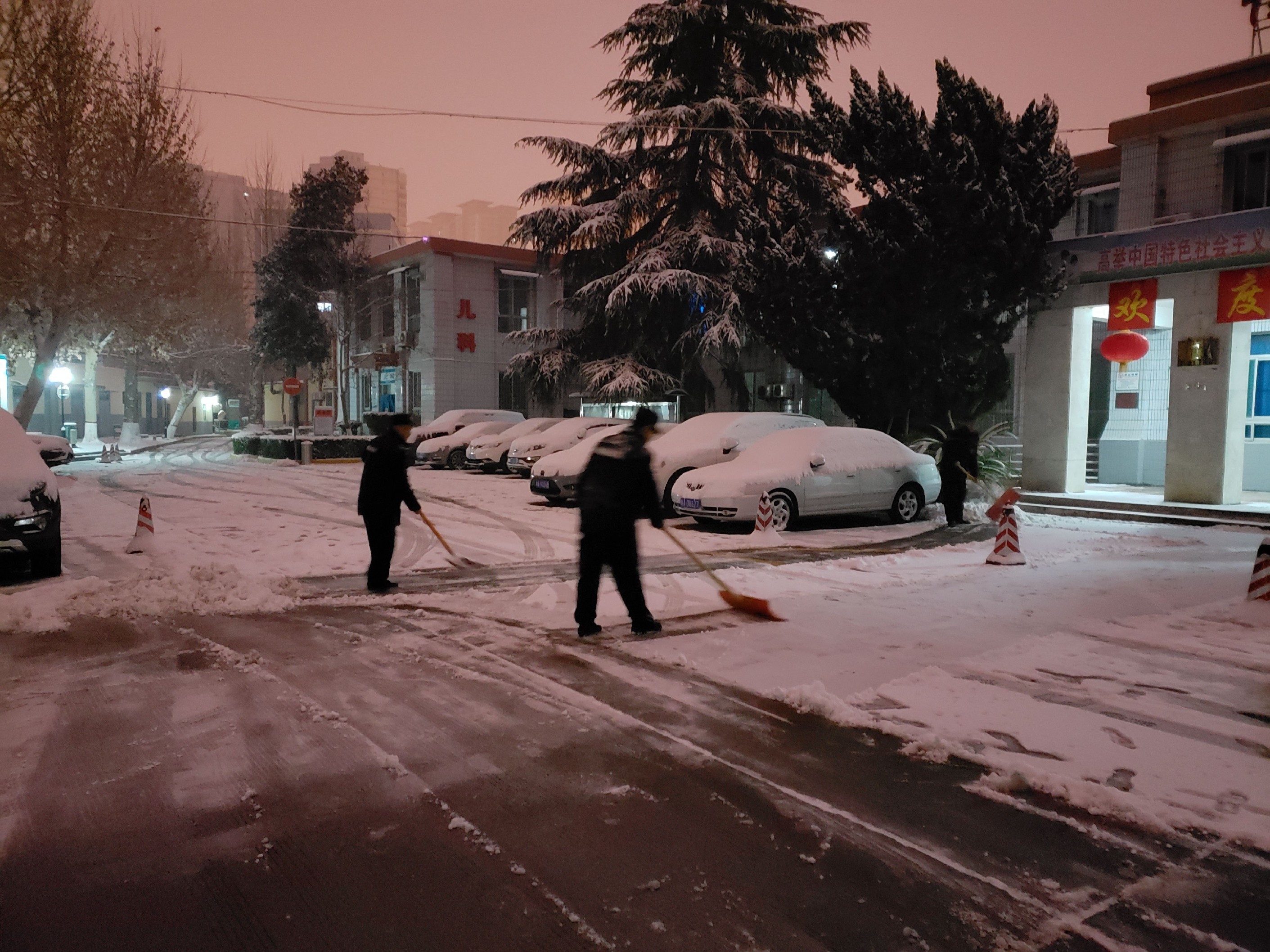市九院扫雪除冰保障医院道路畅通