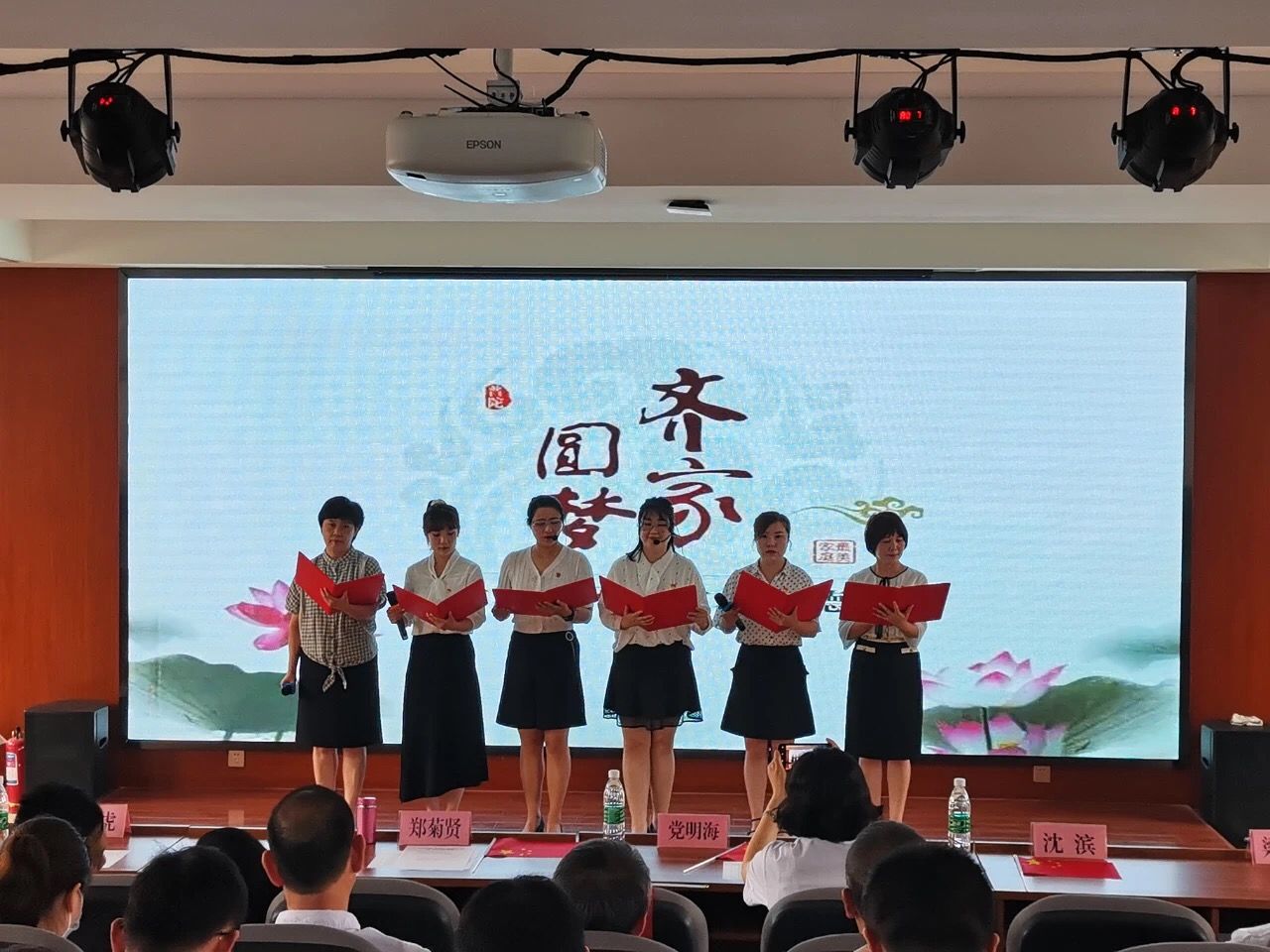 西安市第九医院举办“党在我心中 建功新时代” 感恩有你 经典家训诵读活动 西安市第九医院举办“党在我心中 建功新时代” 感恩有你 经典家训诵读活动