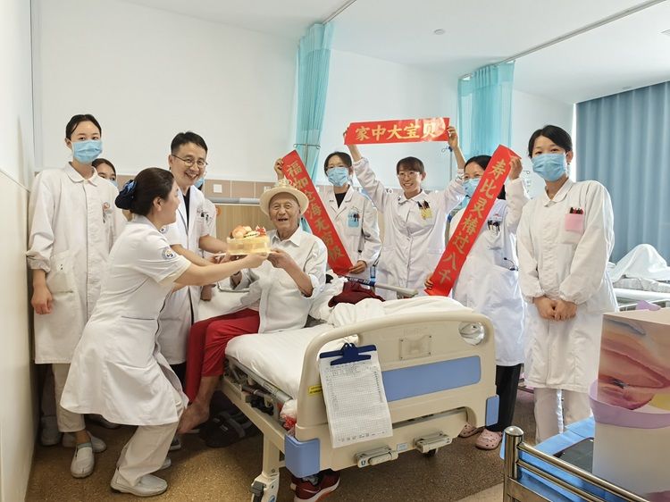 百岁老人的特殊生日