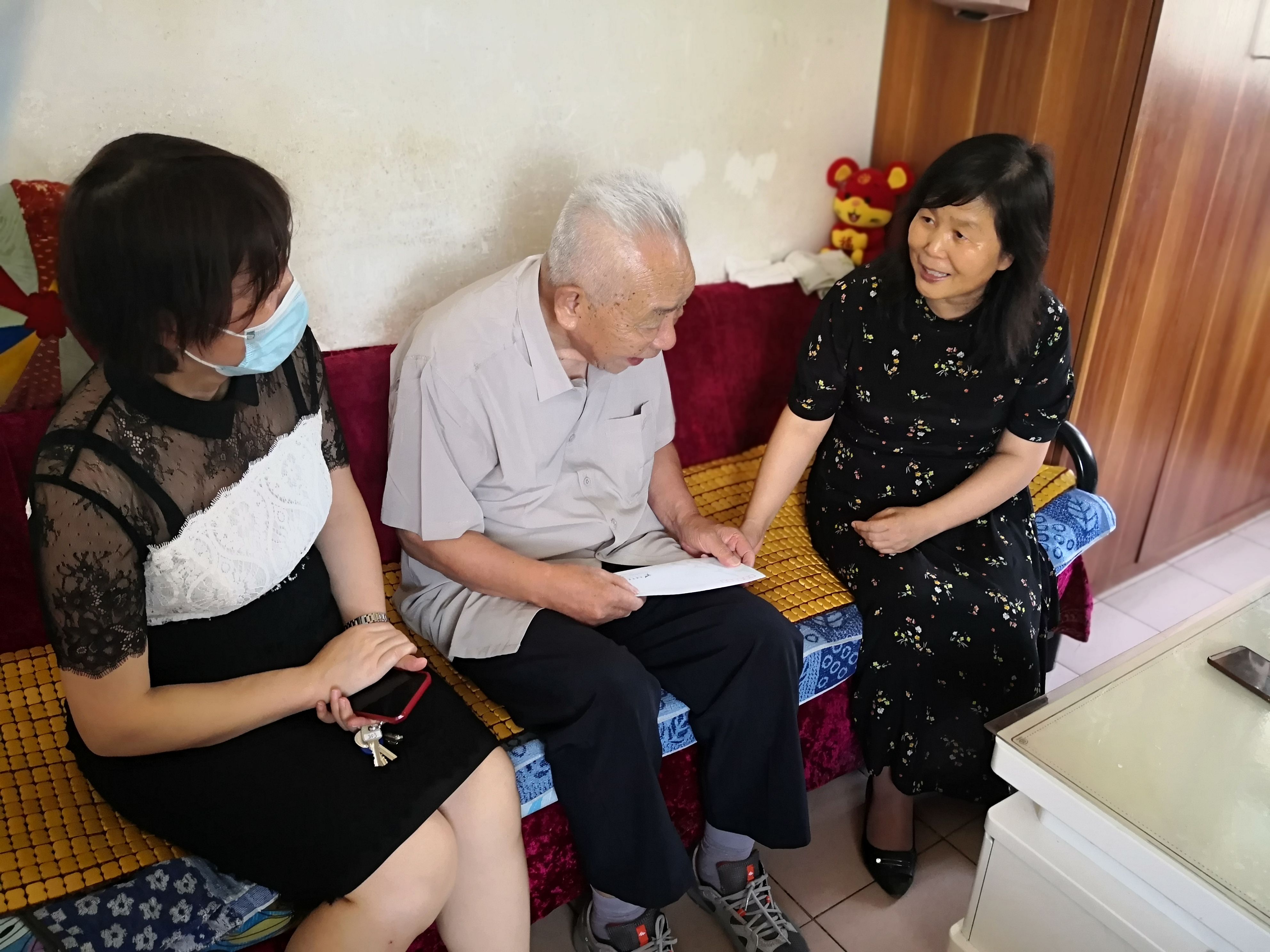 西安市第九医院“七一”走访慰问离退休党员