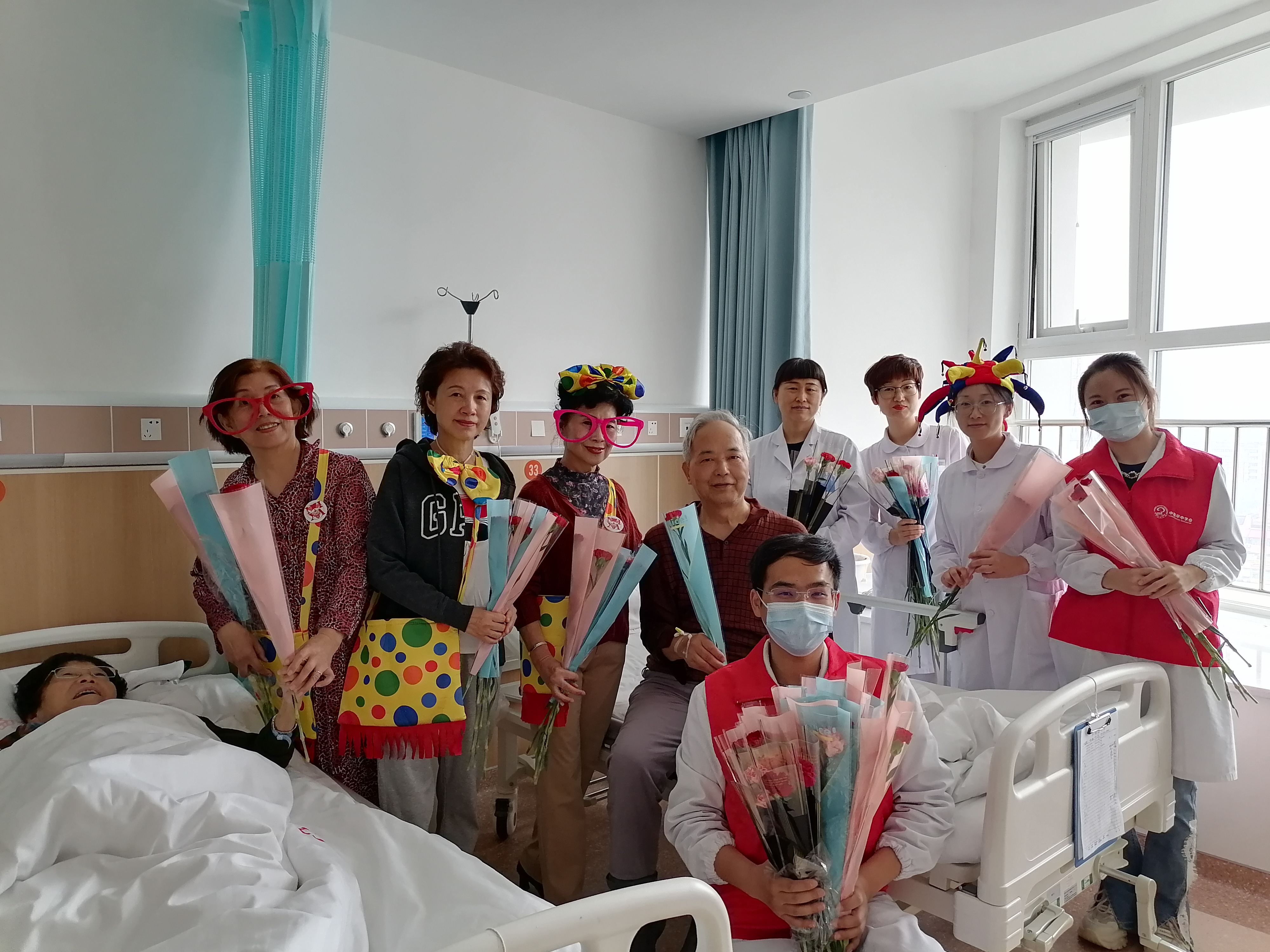 “敬老爱老过重阳,共筑健康夕阳红”--西安市第九医院志愿者团队开展重阳节送祝福活动 “敬老爱老过重阳,共筑健康夕阳红”--西安市第九医院志愿者团队开展重阳节送祝福活动