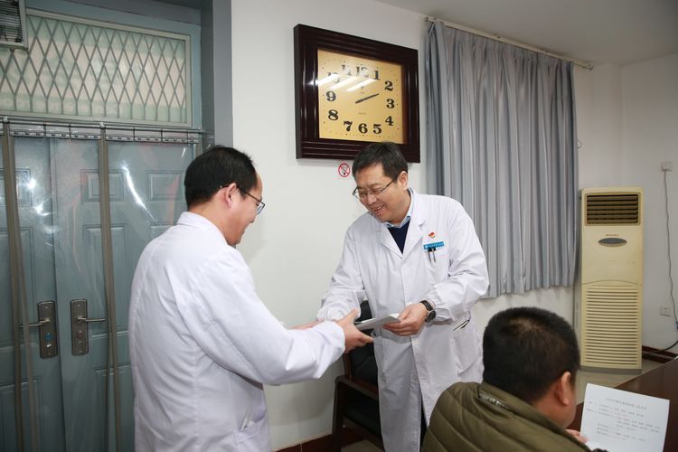 市九院举办2018年高级职称人员聘任会 市九院举办2018年高级职称人员聘任会