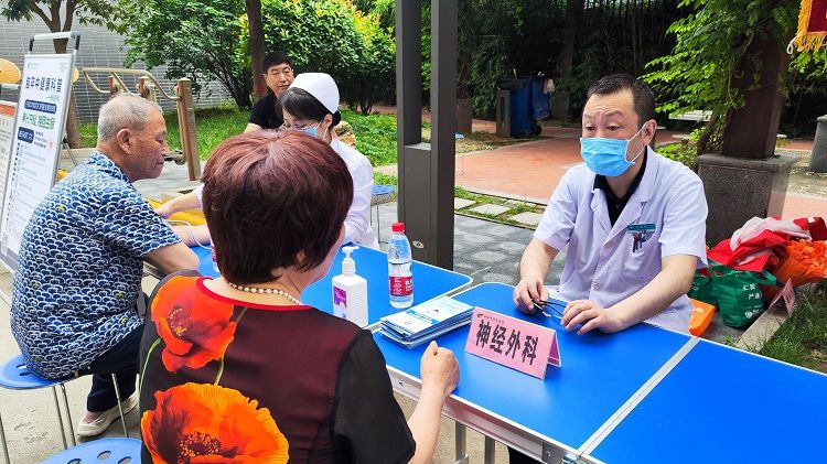 西安市第九医院专家走进新文盛苑小区开展义诊活动