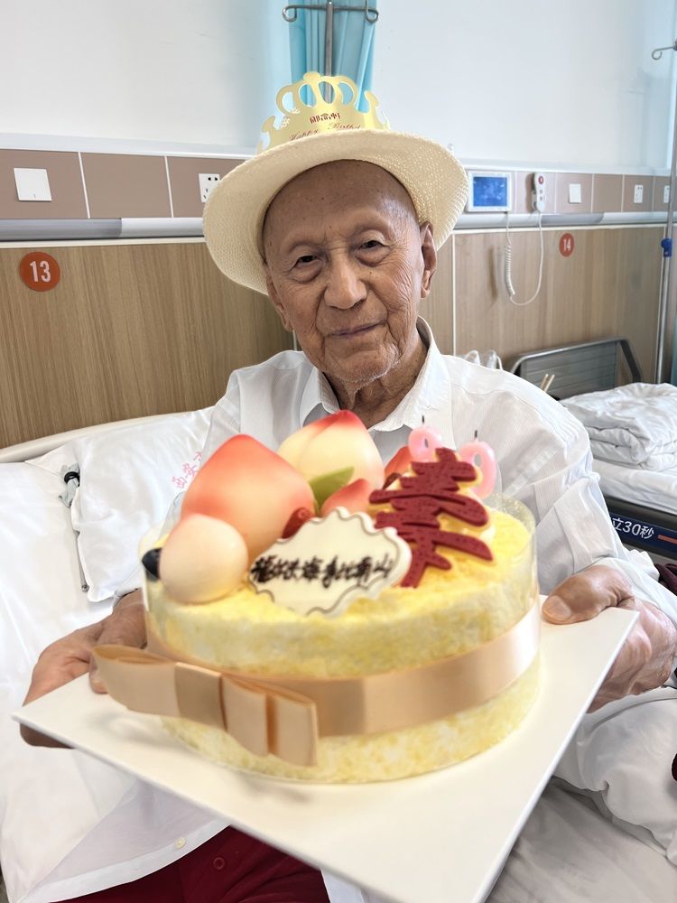百岁老人的特殊生日